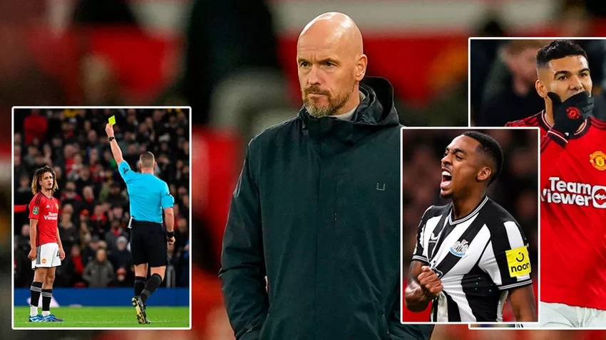 HLV Ten Hag và các cầu thủ Manchester United sau thất bại chiến lược.